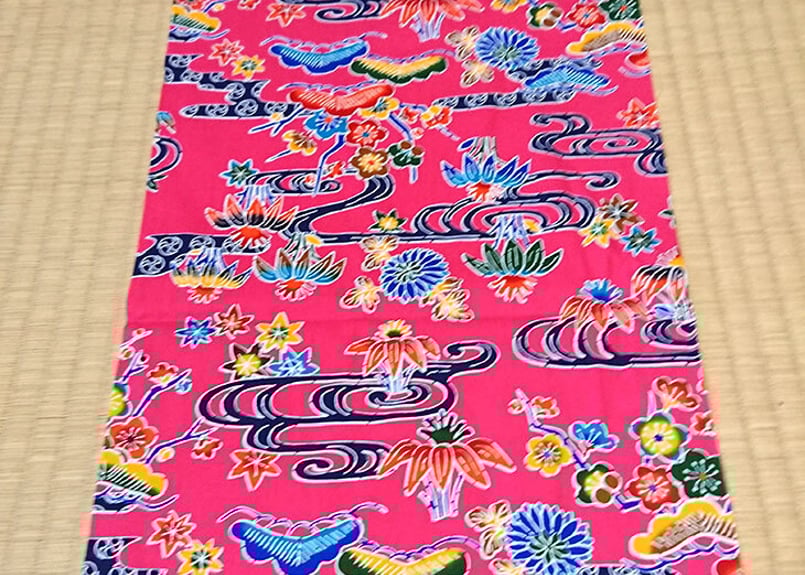 超特価セール品＞タペストリー縦長（ピンク）沖縄独特の絵柄（紅型びん